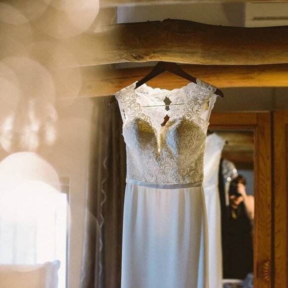 ALLURE BRIDALS ROMANCE Ivory WEDDING DRESS SZ 4 Plunge Bodice Zip Faux Buttons - Picture 3 of 16